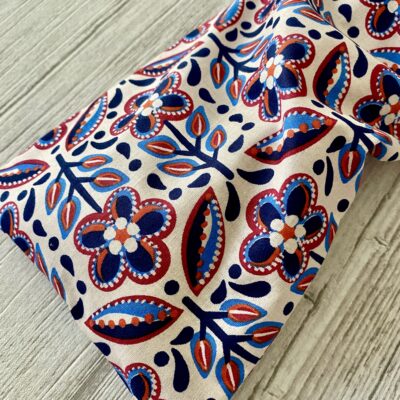 Bouillotte longue XL pour cervicales en graines de lin bio/ fleurs Jaklynn écru bleu rouge – Image 2